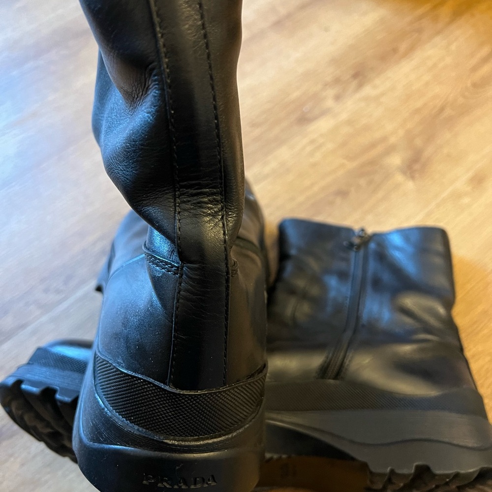 A pair of super warm Prada boots. Model 04121